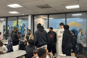 開拓者在當(dāng)?shù)刈晕姨嵘行呐c孩子們做活動 楊瀚森和利拉德現(xiàn)身