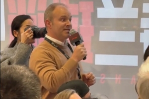 外國球迷用中文提問：楊瀚森你覺得在NBA訓(xùn)練和在山東有何區(qū)別？