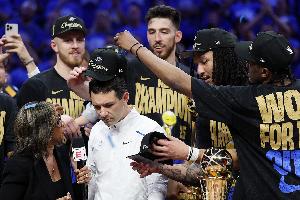 升起冠軍旗幟&領(lǐng)戒指！戴格諾特：很開心球迷能經(jīng)歷這樣時(shí)刻