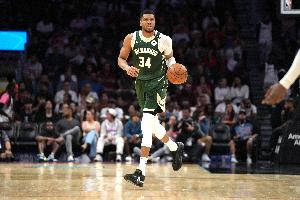 輕輕松松！字母哥首節(jié)4中3拿下6分3板2助