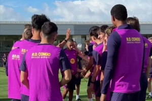 好消息！拉菲尼亞、費(fèi)蘭-托雷斯回歸訓(xùn)練，接受隊(duì)友拍打歡迎