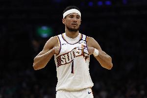 打得艱難！布克半場7中4拿到13分2板4助 4次失誤