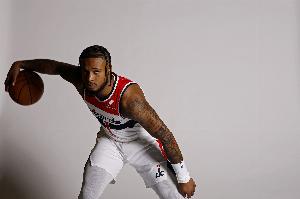 別上頭！惠特摩爾次節(jié)連送下飯操作 半場10分鐘拿到7分3板+2失誤