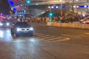 開心！赫伊森父子鳴笛與皇馬球迷互動，慶祝國家德比取勝