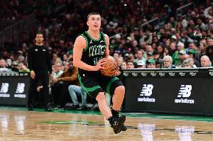 穩(wěn)定輸出難救主！普理查德16中8拿到21分10板4助 拼下3前場板