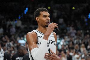 精通后衛(wèi)技術(shù)！文班半場15分半2中2 得到10分8板2助2斷&正負(fù)值+29