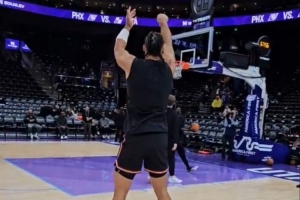 應(yīng)該問題不大！狄龍賽前還進行了投籃訓(xùn)練 最終決定今天不打