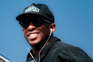 客戰(zhàn)勇士！快船登機(jī)照：全員深色系運(yùn)動(dòng)裝 登哥大胡子相當(dāng)搶鏡