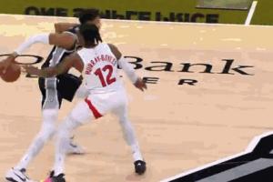 這是什么東西？文班連續(xù)絲滑胯下接背運(yùn)推進(jìn) 把防守晃得找不著北