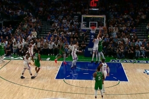 可惜！濃眉籃下接球力壓切特單臂暴扣 但24秒違例在先