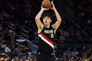 第一記三分還沒(méi)來(lái)！楊瀚森三分線外被大范圍放空 空位彈框而出