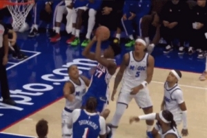 能里能外！埃奇庫(kù)姆歐洲步上籃打進(jìn) 接著單打班凱羅撤步三分命中