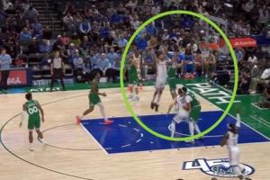 ??歡迎來到NBA！霍姆格倫迎著弗拉格單臂滑翔炸扣！