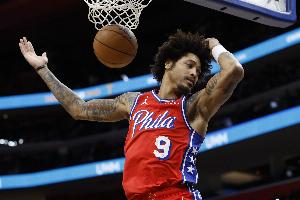 納斯：本場(chǎng)是烏布雷作為76人的代表作之一 他從一開(kāi)始就表現(xiàn)出色