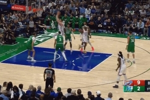 四人定在地上！亞歷山大突破吸引防守 分球哈滕后者暴扣得手