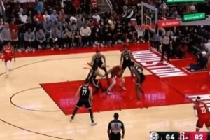 行云流水！申京四分衛(wèi)長(zhǎng)傳 阿門接球助攻杜蘭特1V4強(qiáng)起打進(jìn)加罰