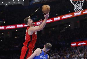 狀態(tài)不錯(cuò)！申京上半場(chǎng)6中4得到9分3板5助 沒(méi)有三分出手