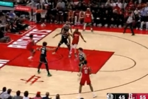 越打越順！杜蘭特變向過人后助攻底線空切的阿門扣籃取分