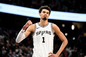 分差17分&正負(fù)值+31獨(dú)一檔！文班比賽影響力十足 三節(jié)已18分15板