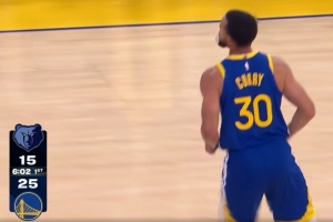 手感火熱！庫里連中兩記三分球 勇士領(lǐng)先灰熊10分