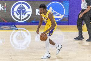 不夠細膩！布朗尼跳起想從克林根腋下傳球被斷 反搶被吹犯規(guī)