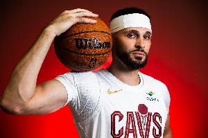 花得很徹底！小南斯搶斷&前場(chǎng)再中三分 騎士領(lǐng)先活塞30+