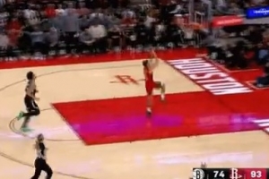 一馬當(dāng)先！謝潑德機(jī)警撲防搶斷成功 順勢(shì)反擊一條龍雙手飛扣