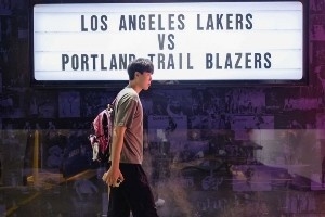 開拓者眾將出場(chǎng)秀：楊瀚森背著粉色書包 格蘭特傳統(tǒng)服飾亮眼