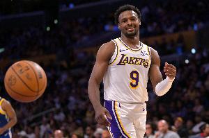 有亮點(diǎn)！布朗尼反擊妙傳助攻范德比爾特扣籃得分