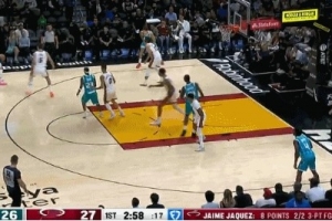 這顛投真準(zhǔn)！三球迎著防守人不講理三分再進(jìn)還加罰！4中4了！