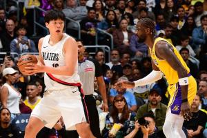 楊瀚森接下來(lái)怎么輪換？隊(duì)記：球隊(duì)想幫他積累經(jīng)驗(yàn)不想打擊他自信