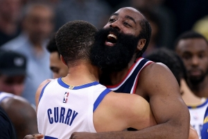 庫(kù)里：跳球前我像往常那樣指了指哈登 說(shuō)了句“我們還在打呢”！