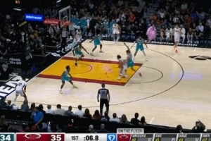 帥是真帥！哈克斯中路強突雙手滑翔暴扣 平拍在地很危險！