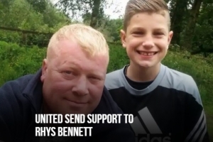 曼聯(lián)U21將佩戴黑色袖標(biāo)，向球員貝內(nèi)特父親的離世表示默哀