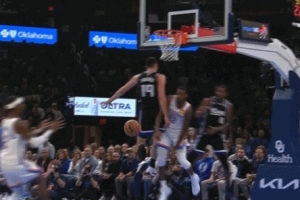 秀操作！華萊士搶斷空中轉體騙過兩人助攻亞歷山大輕松得分