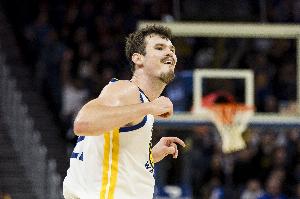 科爾：波斯特是比賽焦點(diǎn) 他毫無(wú)畏懼進(jìn)關(guān)鍵球防守很棒為他高興