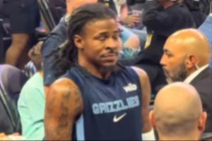 聞了啥這么興奮？莫蘭特在場(chǎng)邊聞了不明物體搖頭晃腦+閉眼享受！