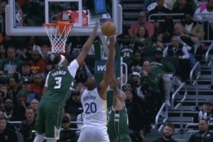 被圍困！霍福德強攻庫茲馬 被身后特納暴起大帽將球扇飛