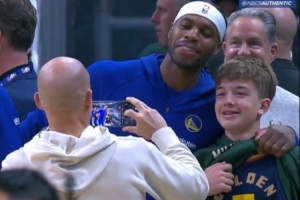 一對(duì)兒活寶！巴特勒不敢相信有小孩穿希爾德球衣 后者搶著送合影