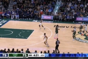 信手拈來！庫里推反擊被提前犯規(guī) 超遠三分隨手一扔鉆入網(wǎng)窩