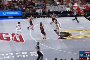 人到球到！吉迪反擊不看人妙傳 布澤利斯起飛空接炸扣！