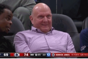 老板很滿意！小瓊斯起飛滑翔雙手暴扣 鮑爾默場邊露出笑容