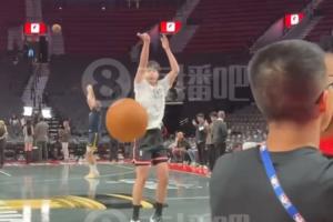 小吧現(xiàn)場(chǎng)看楊瀚森熱身練習(xí)暴扣+三分 遠(yuǎn)端的約老師也在投三分！
