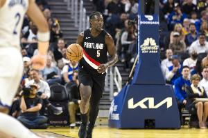 手感不佳主打串聯(lián)！霍勒迪13中4砍下11分13助攻2搶斷