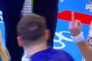 這氛圍真不錯(cuò)！里夫斯和東契奇賽后互豎中指 美女主持一臉懵逼