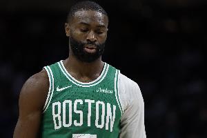 持續(xù)爆發(fā)！杰倫-布朗首節(jié)不到10分鐘 8中7轟下16分&填滿數(shù)據(jù)欄！