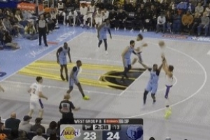 百步穿楊！東契奇繞掩護(hù)高難度三分再中 率領(lǐng)湖人反超比分