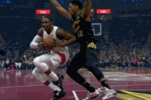 有點(diǎn)尷尬！巴雷特突破自己絆到自己走步違例