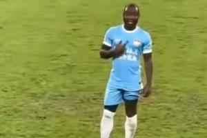 遭球迷種族歧視！阿奇姆彭指著自己一臉懵+抗議 雙方球員紛紛安慰