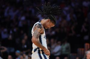 Shams：灰熊主帥質(zhì)疑莫蘭特的領(lǐng)導(dǎo)力和投入度 后者回應(yīng)語氣不妥當